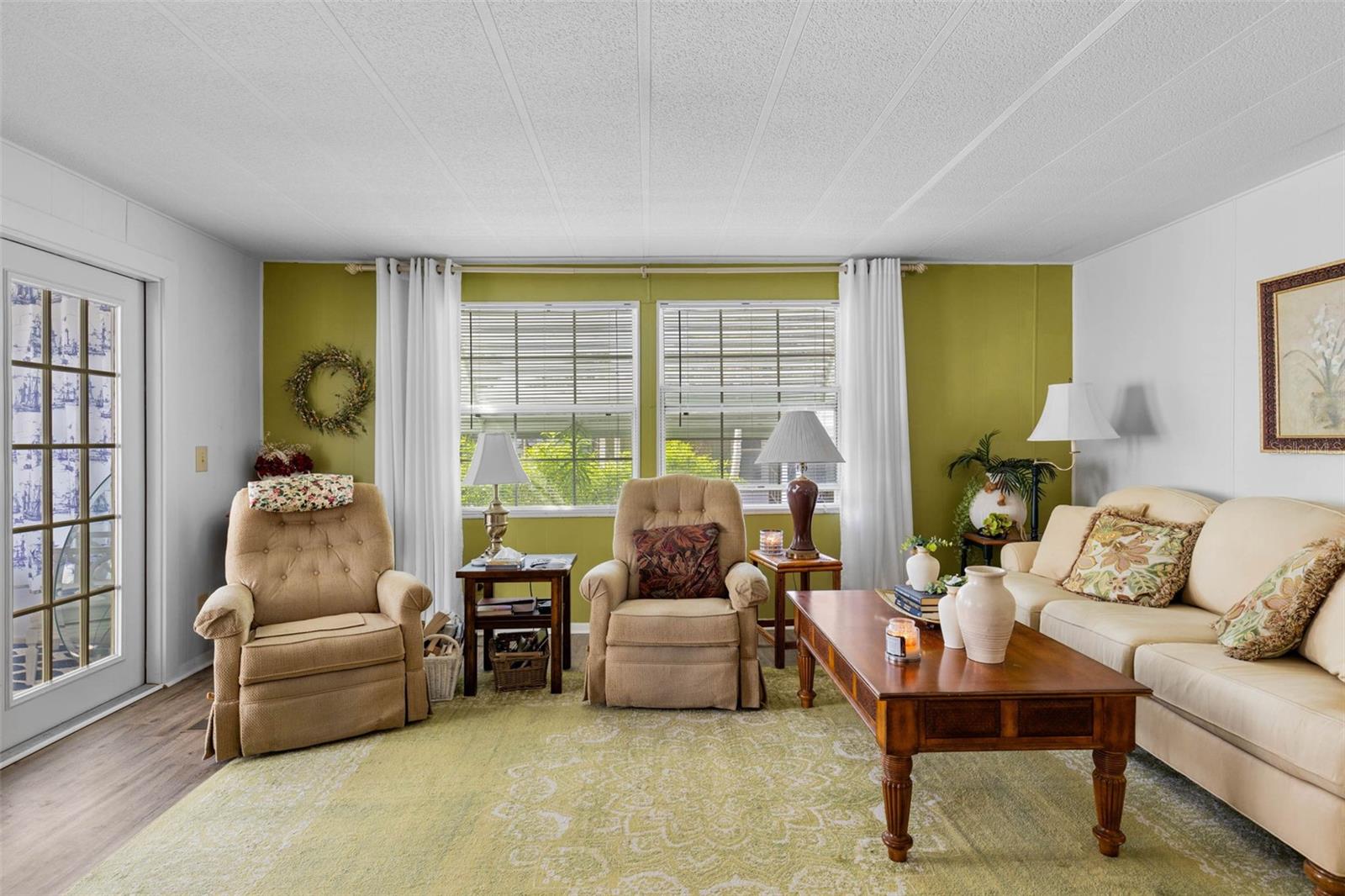 Image 17 of 53 For 8 Cocos Plumosa Drive A