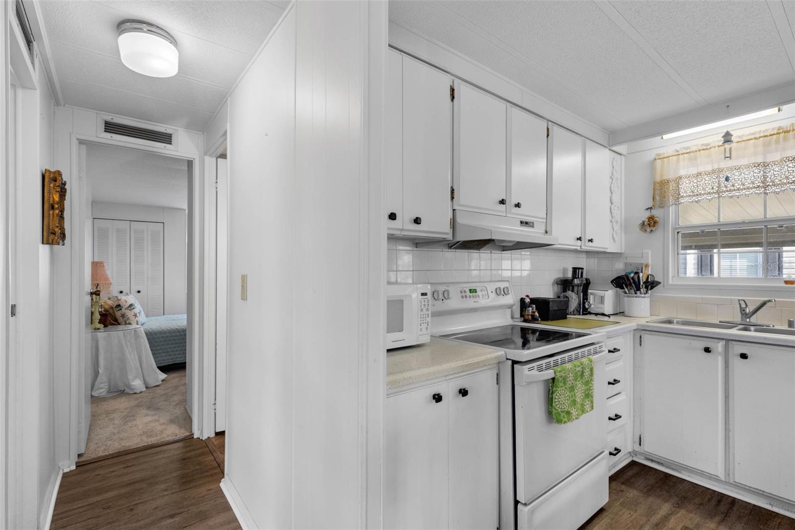 Image 22 of 53 For 8 Cocos Plumosa Drive A