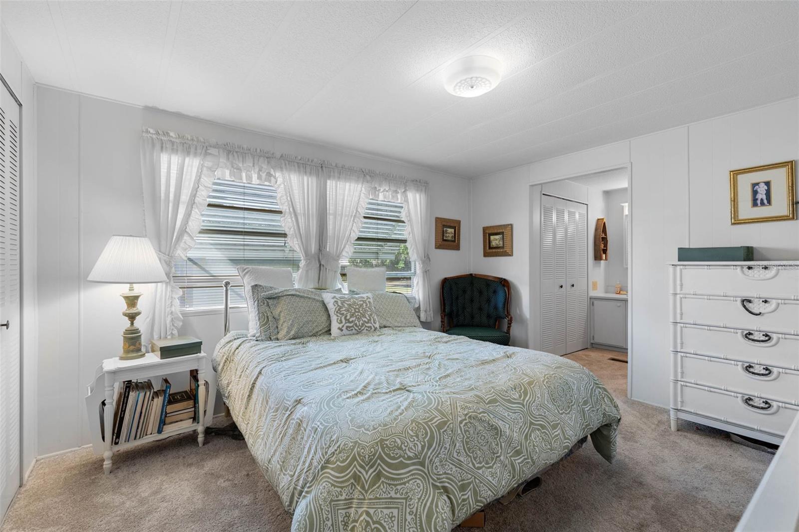 Image 25 of 53 For 8 Cocos Plumosa Drive A