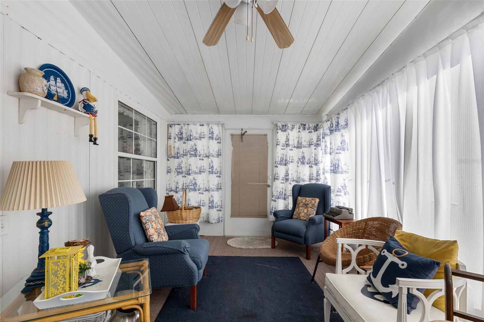 Image 7 of 53 For 8 Cocos Plumosa Drive A