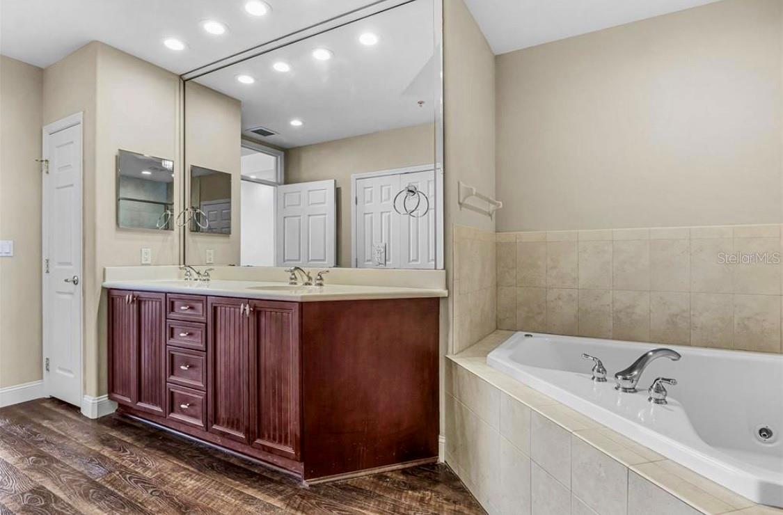 Image 36 of 58 For 8749 The Esplanade  10