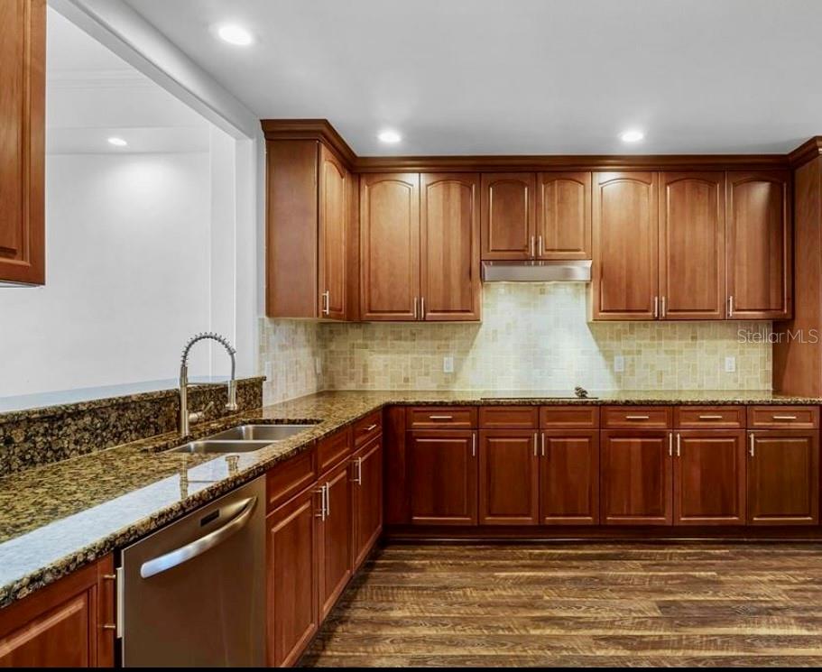 Image 4 of 58 For 8749 The Esplanade  10