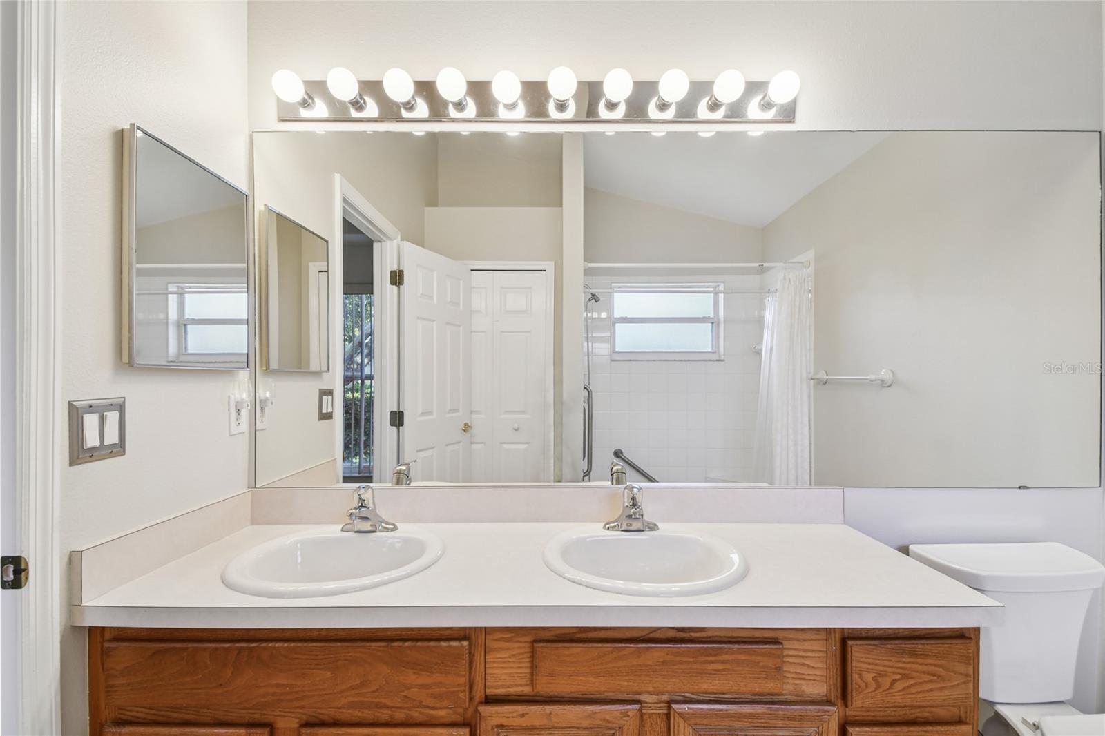 Image 11 of 27 For 3827 Eversholt Street