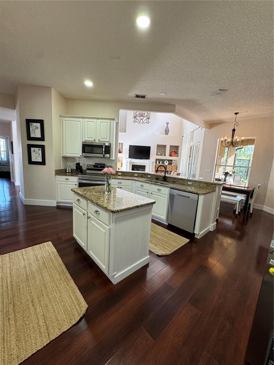 Image 18 of 83 For 1667 Shadowmoss Circle