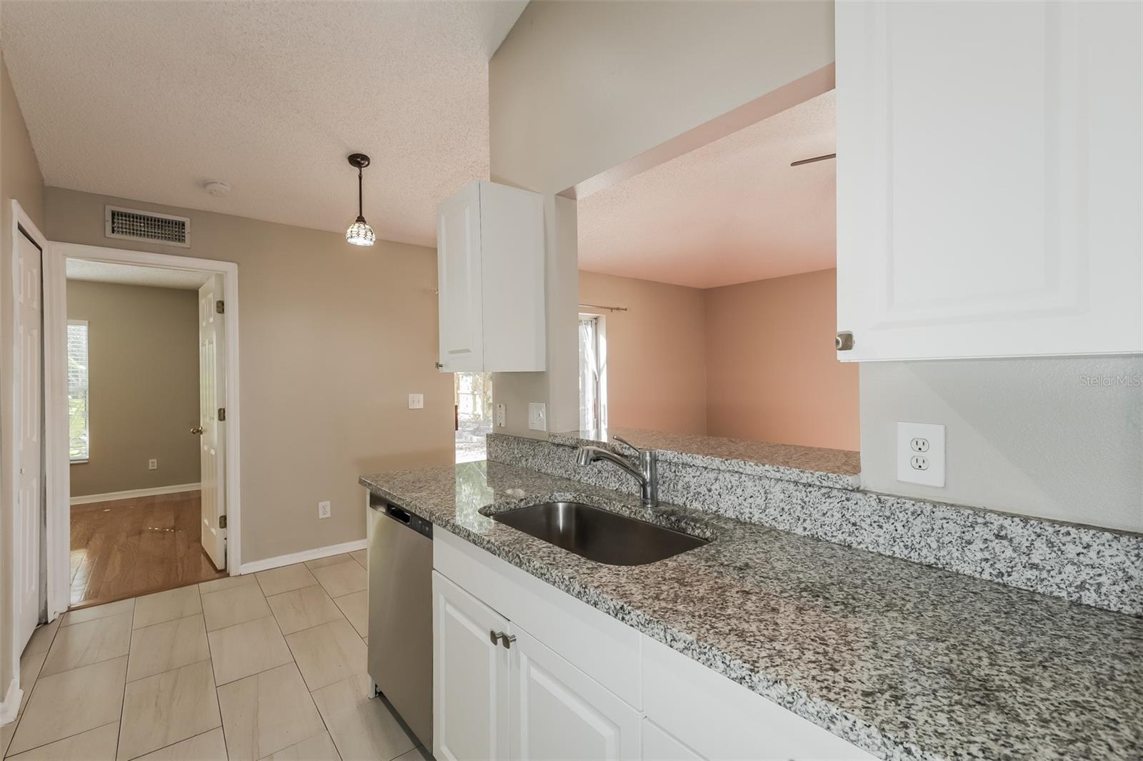 Listing photo id 8 for 1301 Curtis Street