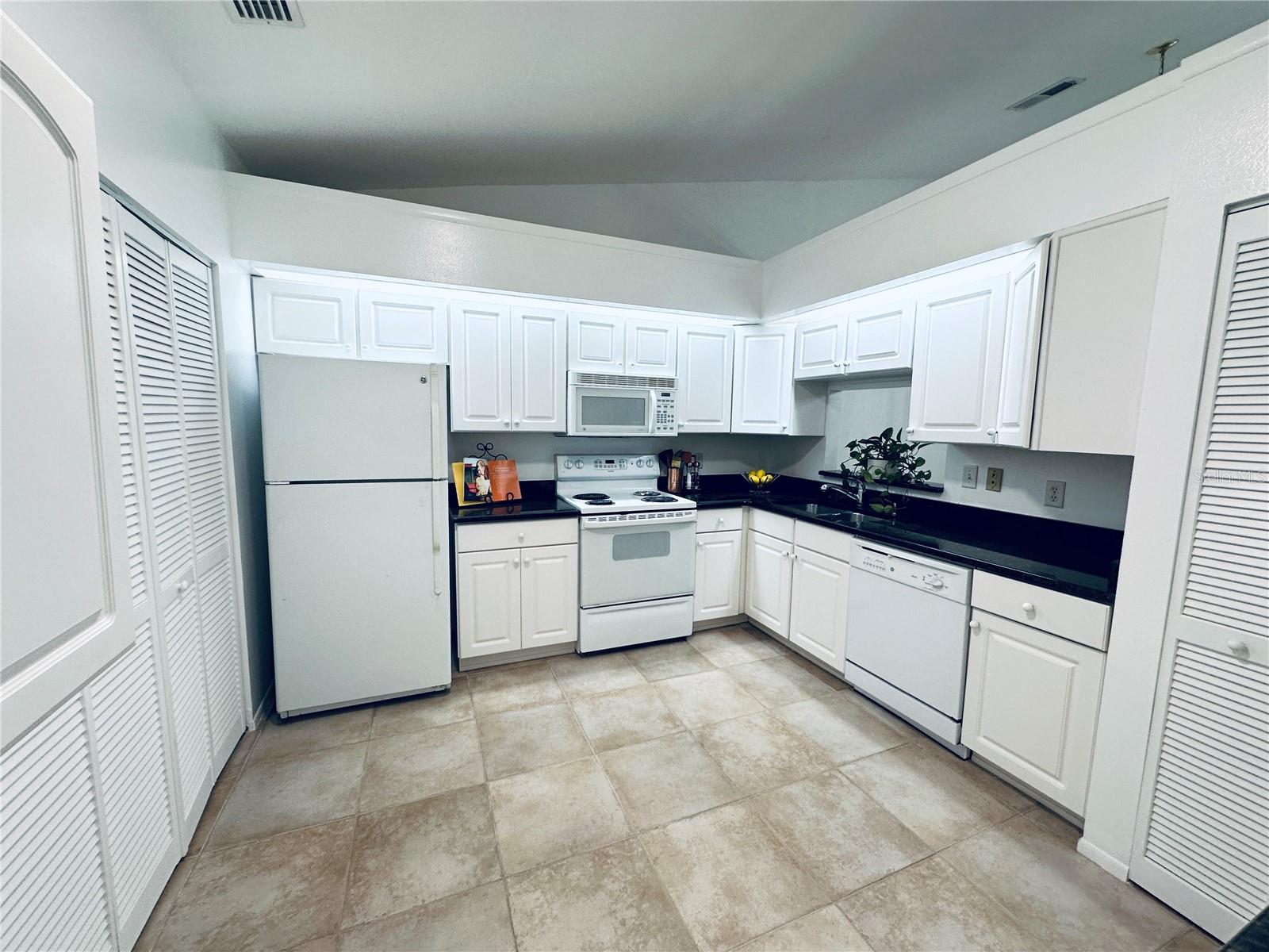 Image 11 of 51 For 525 Oak Terrace 121