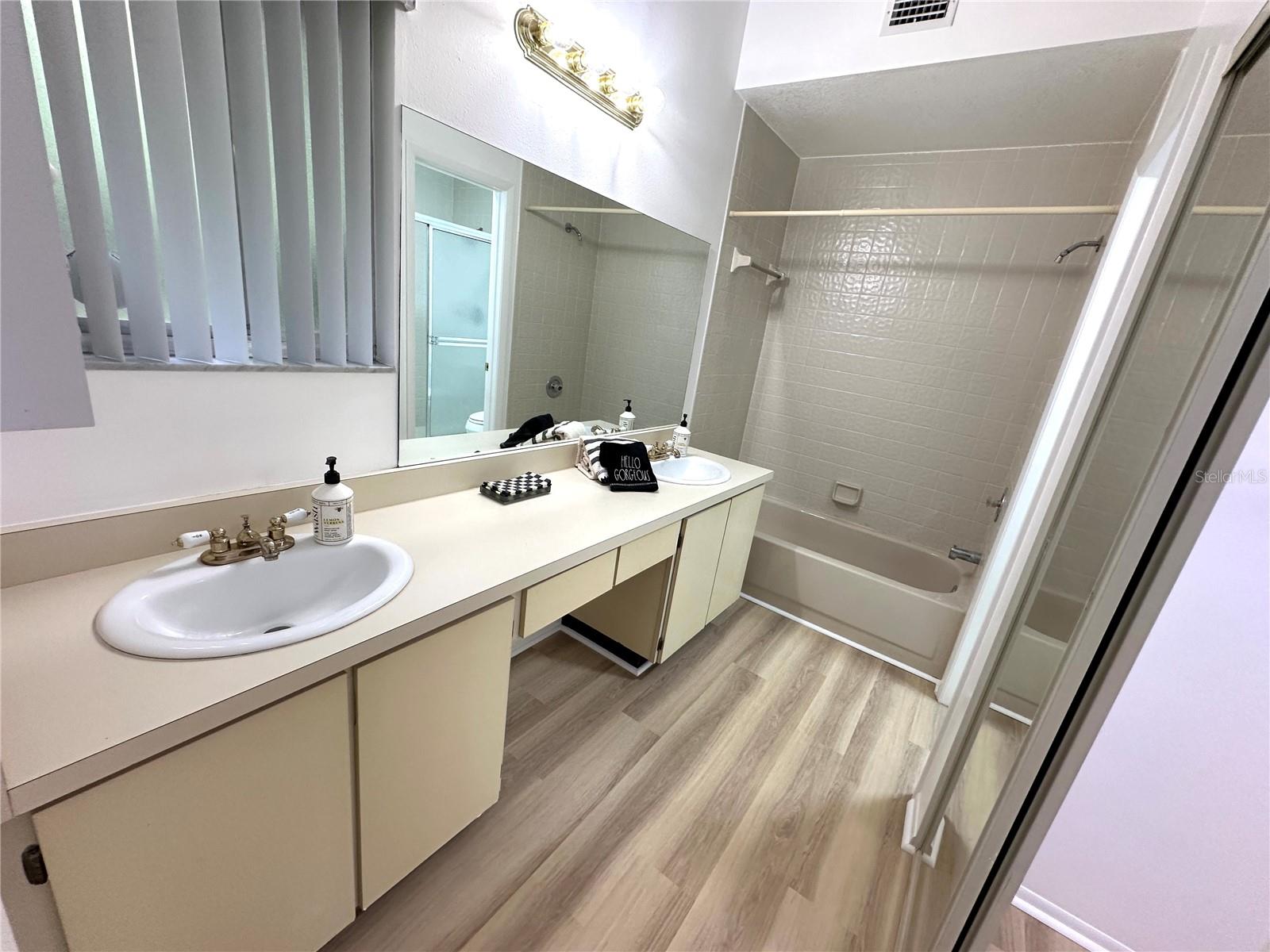 Image 26 of 51 For 525 Oak Terrace 121