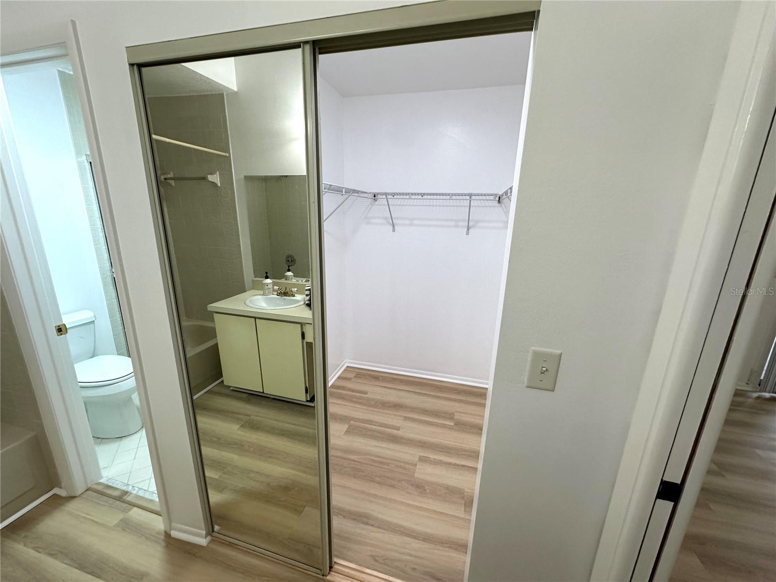 Image 27 of 51 For 525 Oak Terrace 121