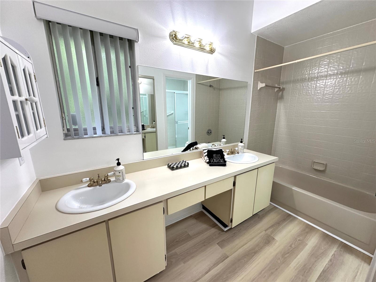 Image 30 of 51 For 525 Oak Terrace 121