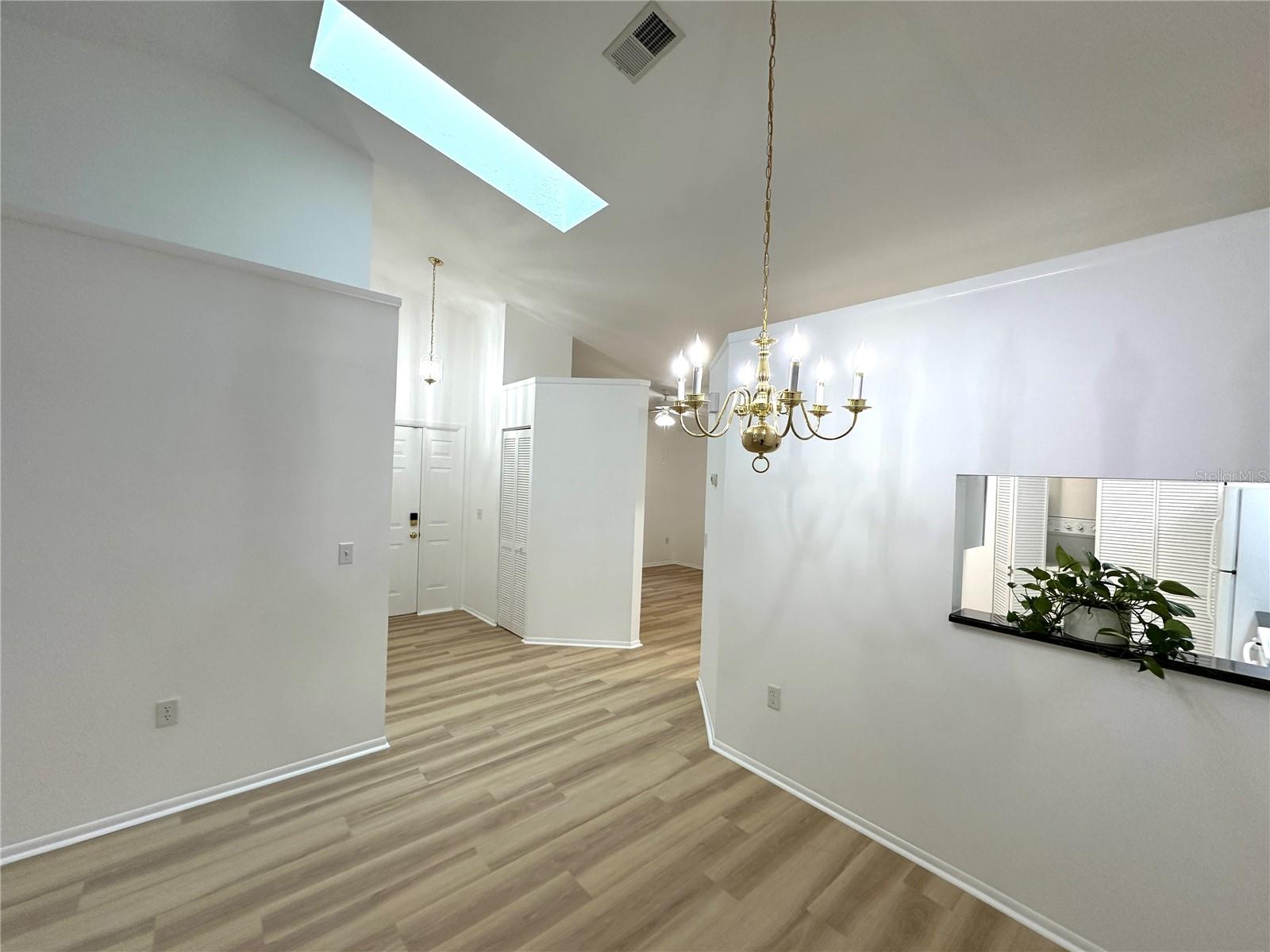 Image 5 of 51 For 525 Oak Terrace 121