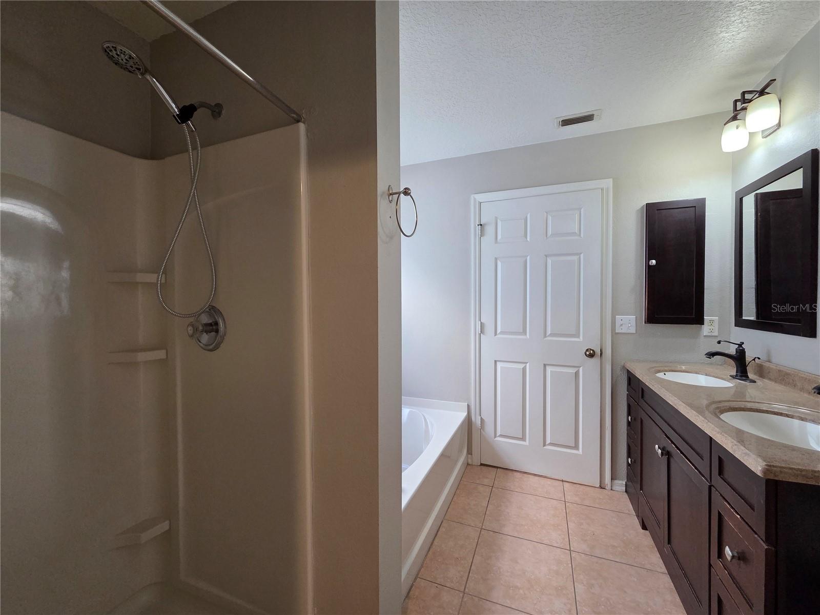 Image 18 of 37 For 1645 Algonkin Loop