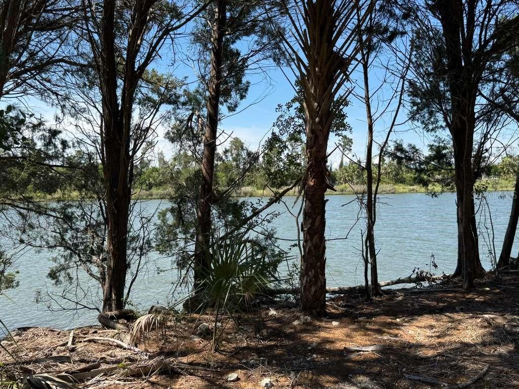 Listing photo id 5 for 9648 Country Club Way