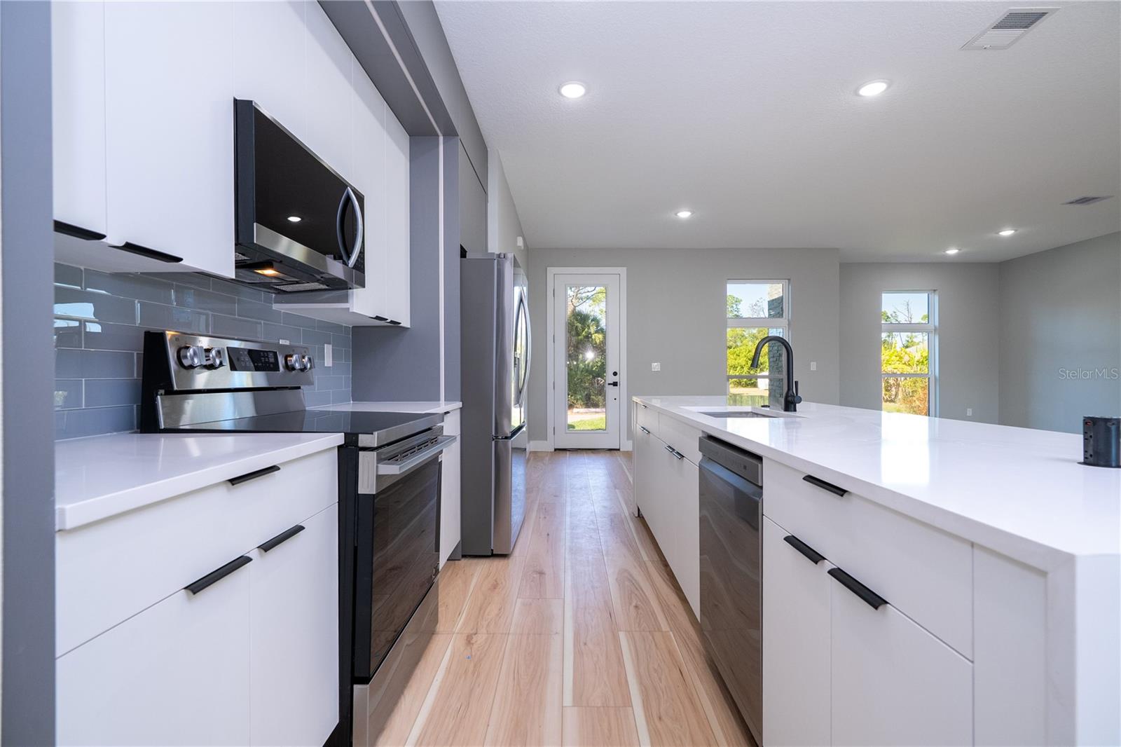 Image 28 of 79 For 49 Santa Fe Street