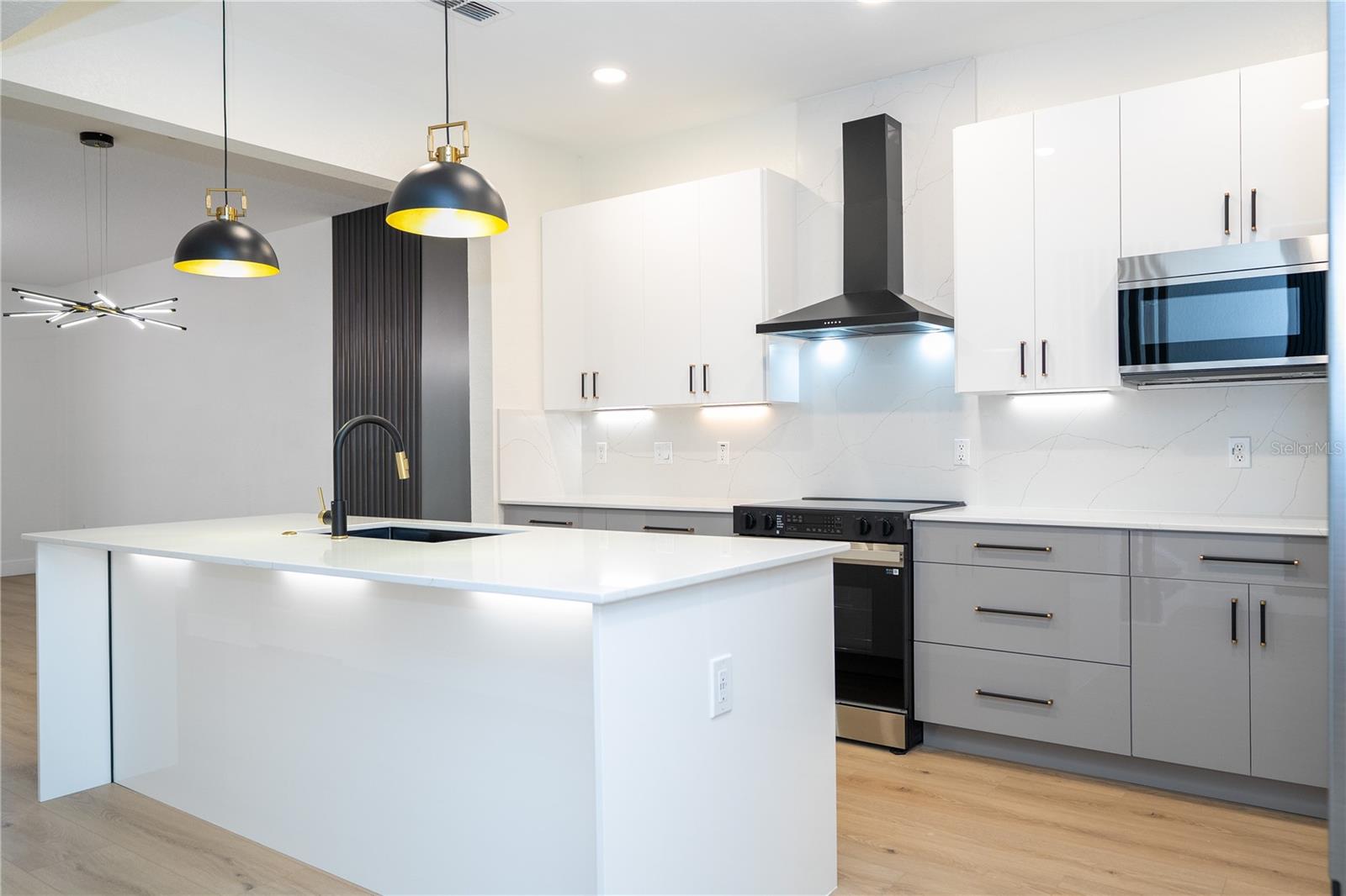 Image 3 of 32 For 7022 Cadiz Boulevard