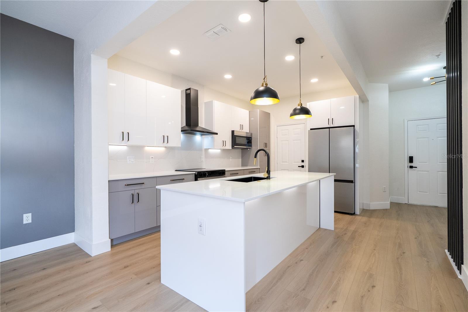 Image 4 of 32 For 7022 Cadiz Boulevard