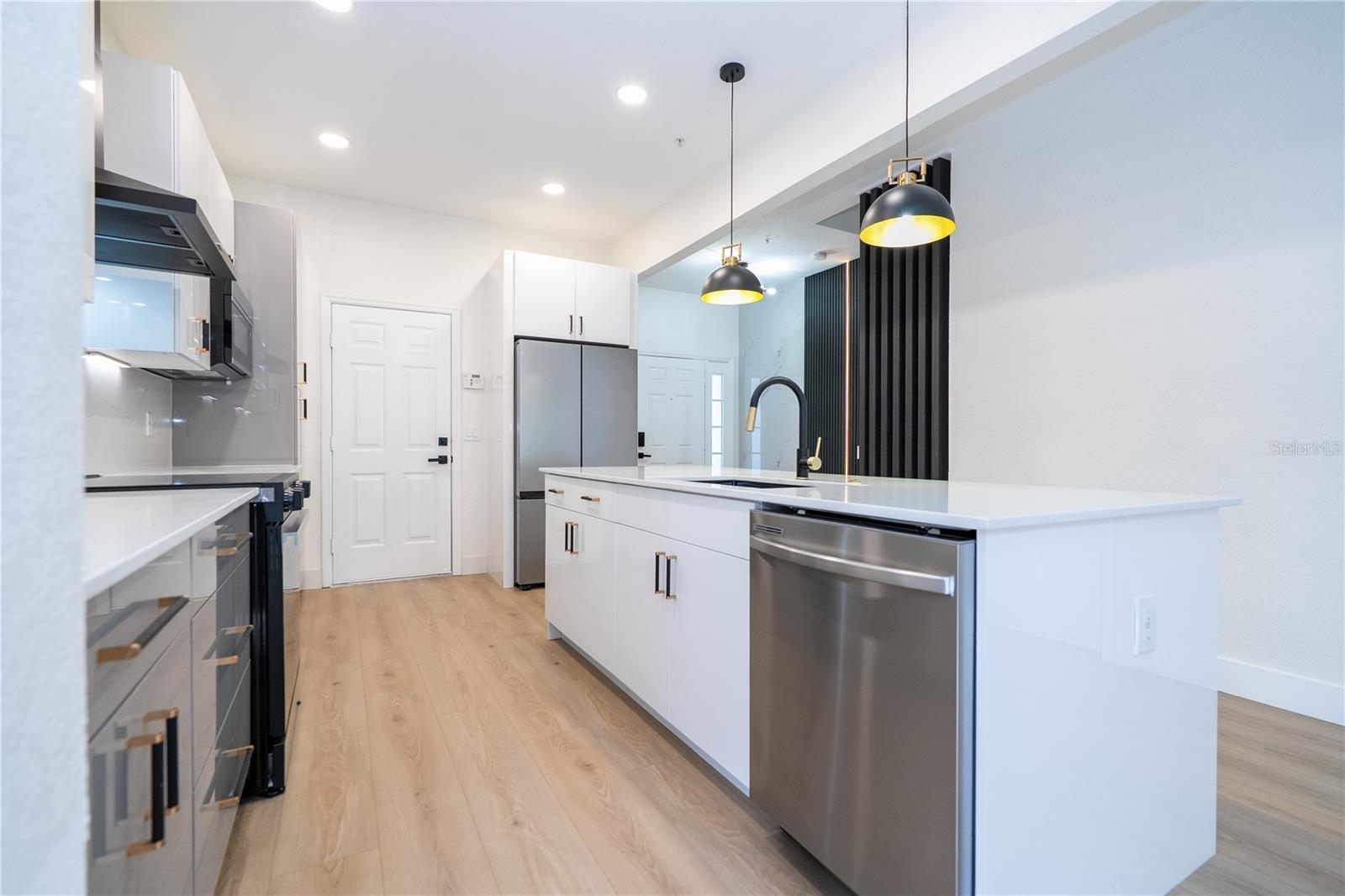 Image 5 of 32 For 7022 Cadiz Boulevard