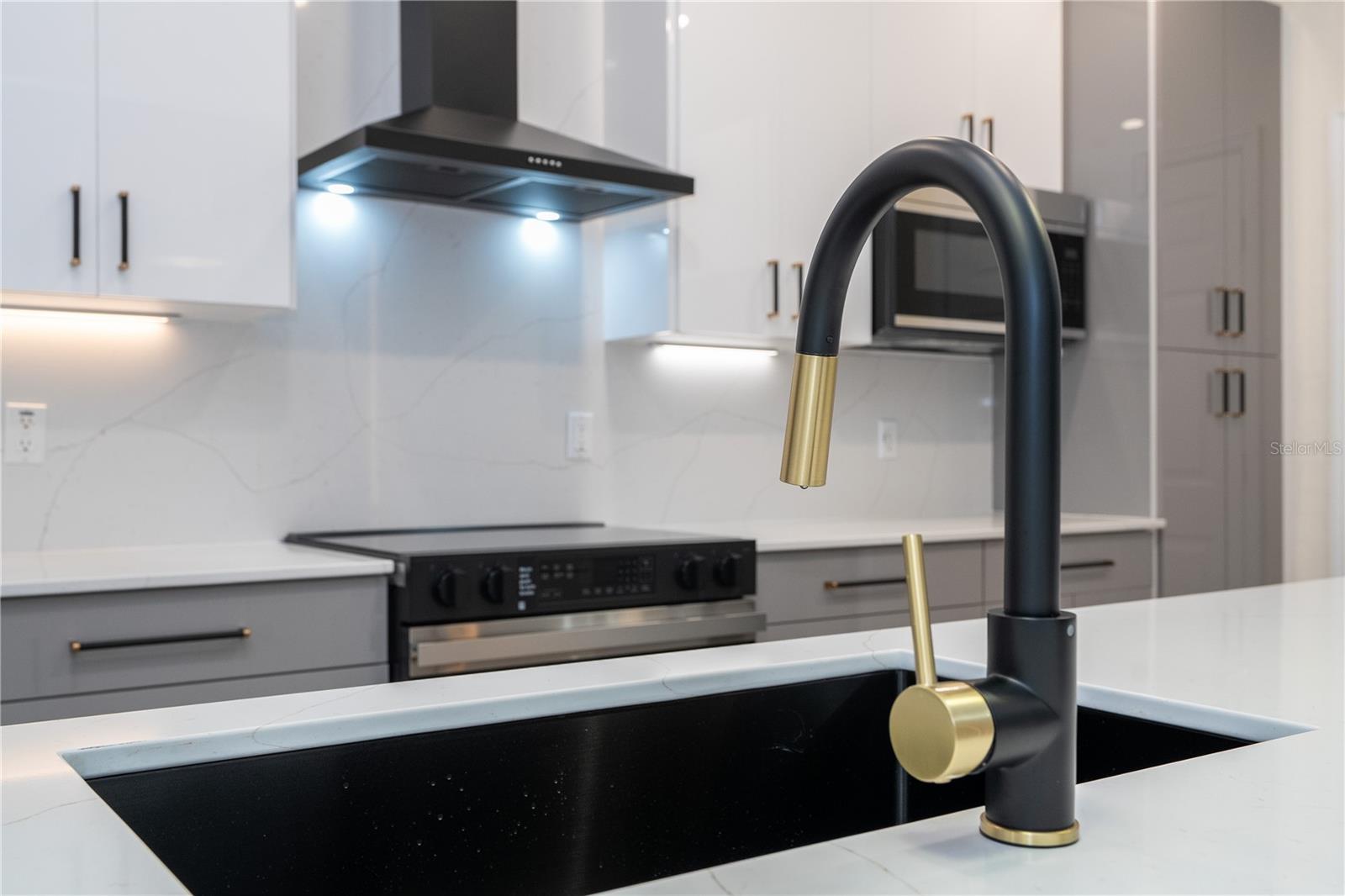 Image 7 of 32 For 7022 Cadiz Boulevard