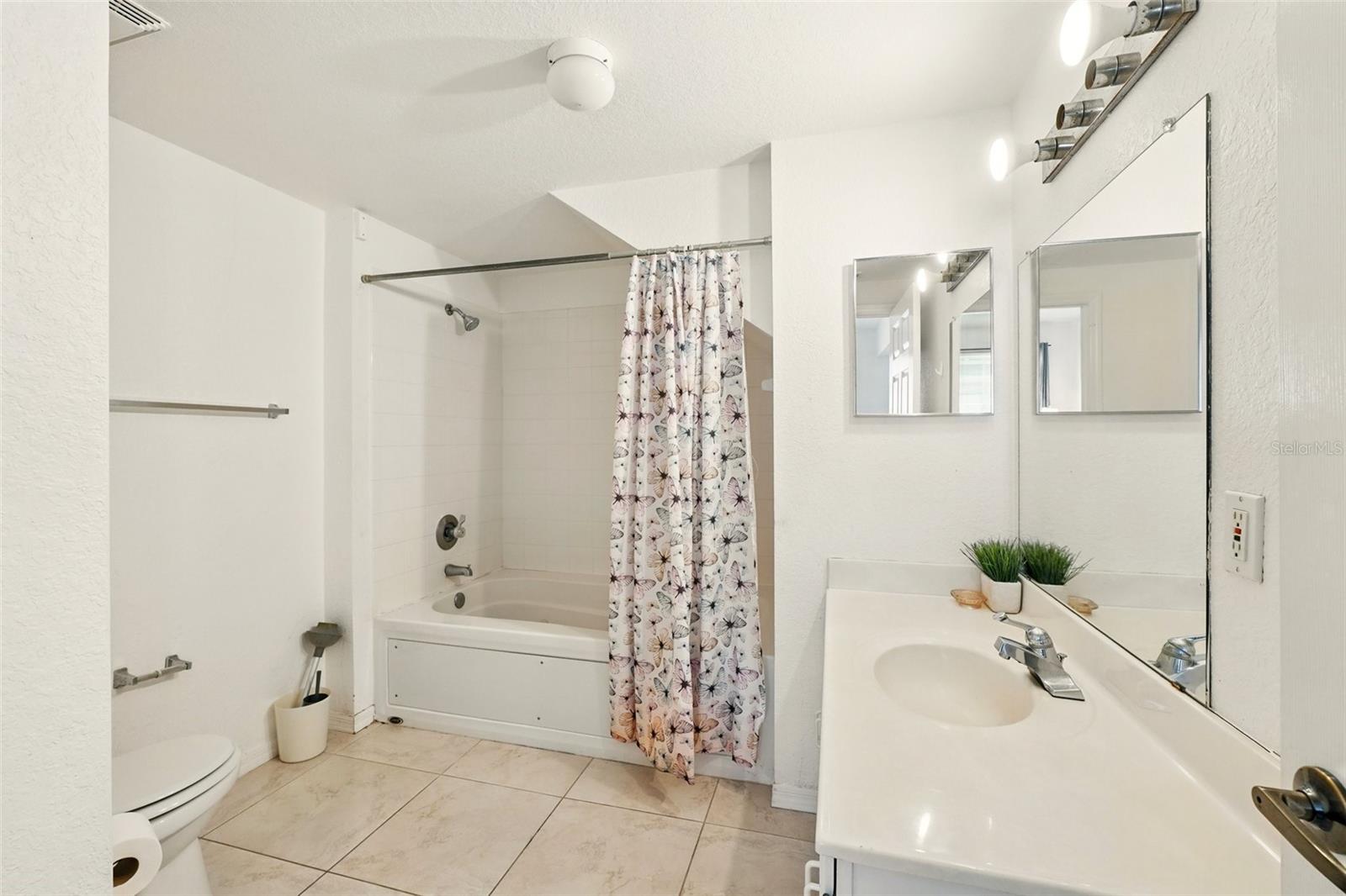 Image 24 of 35 For 4005 Venetian Bay Drive 108