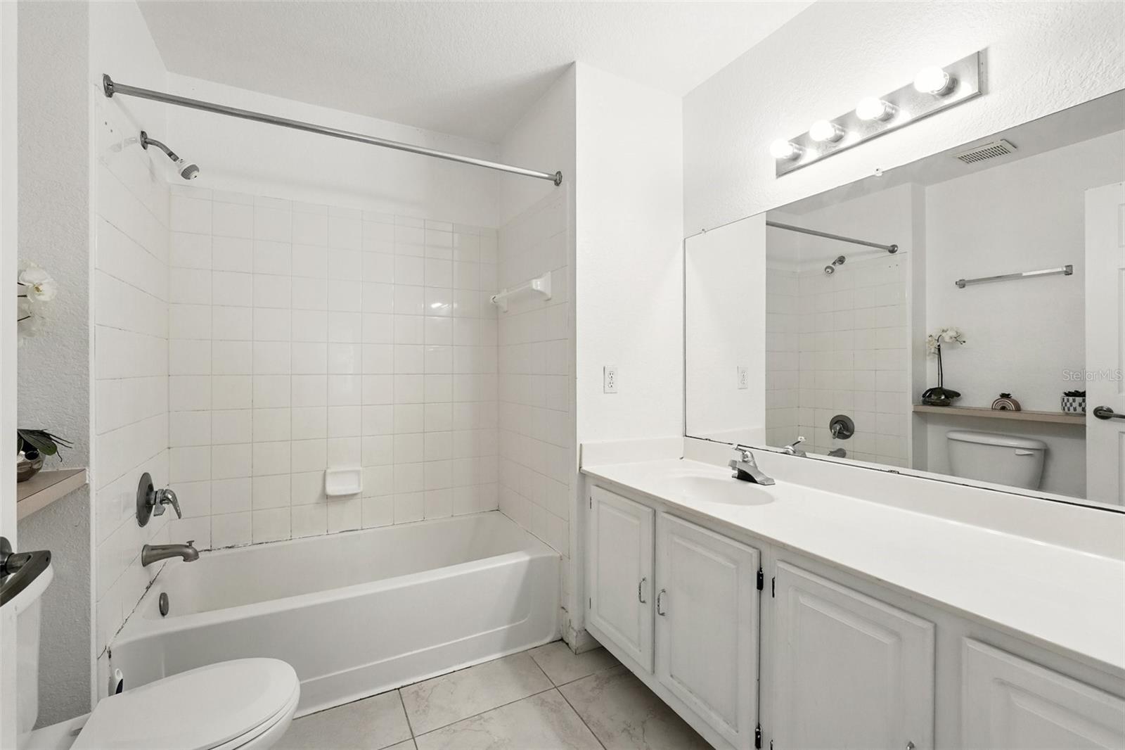 Image 28 of 35 For 4005 Venetian Bay Drive 108