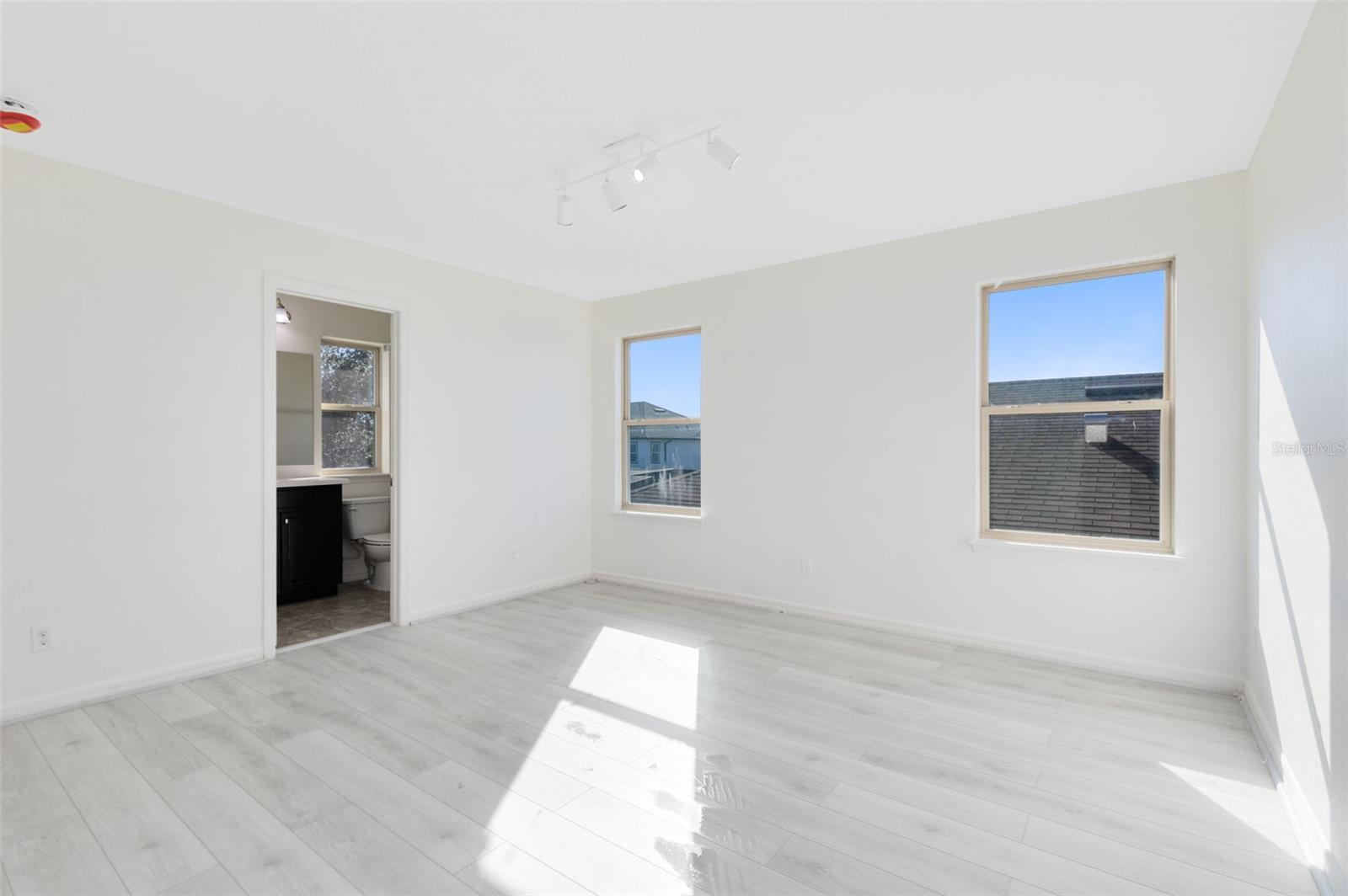 Image 30 of 36 For 1319 Yorkshire Court