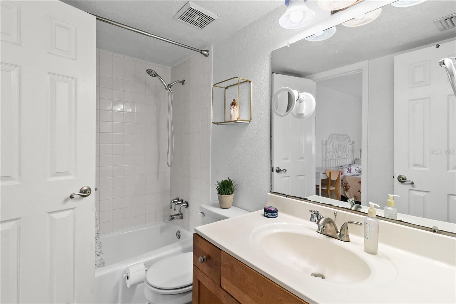 Image 19 of 23 For 758 Michigan Street 203