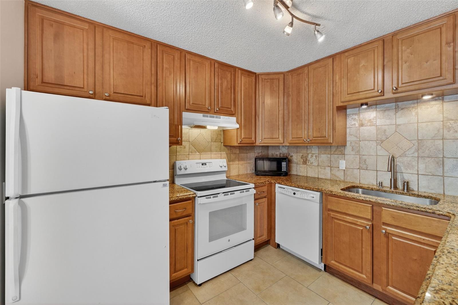 Image 28 of 62 For 490 Tamarack Street