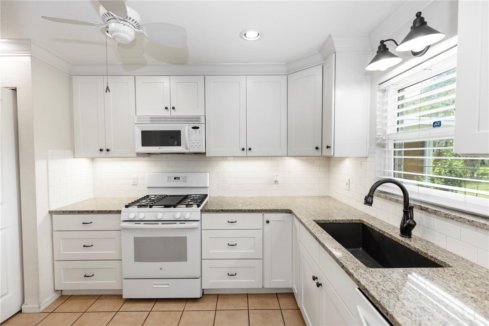 Image 12 of 23 For 820 Hill Avenue 40