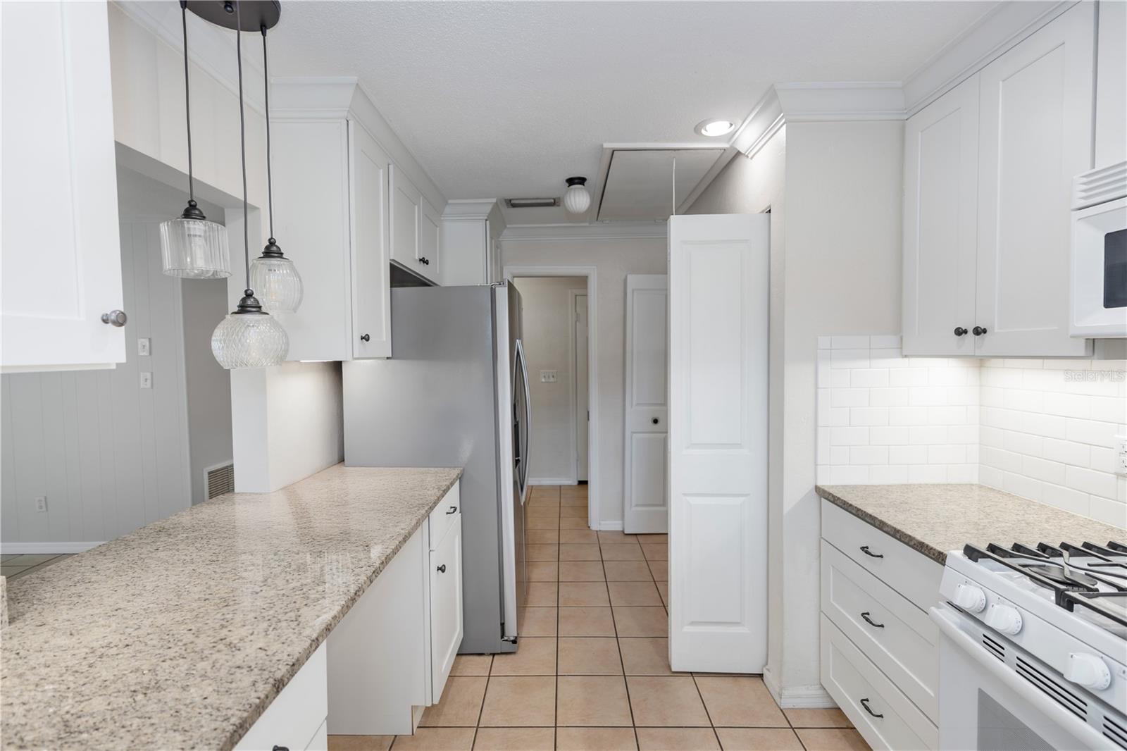 Image 14 of 23 For 820 Hill Avenue 40