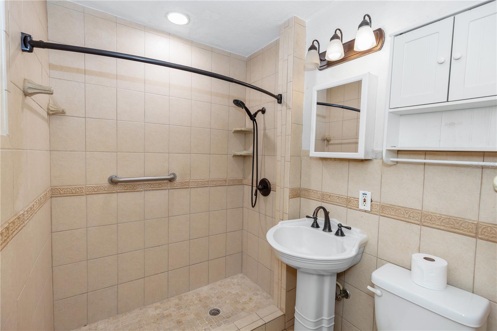 Image 15 of 23 For 820 Hill Avenue 40