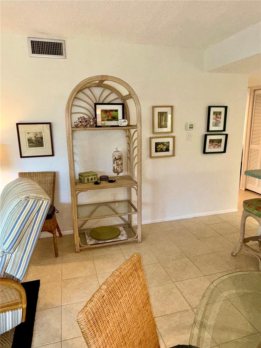 Image 15 of 40 For 4811 Saxon Drive B101