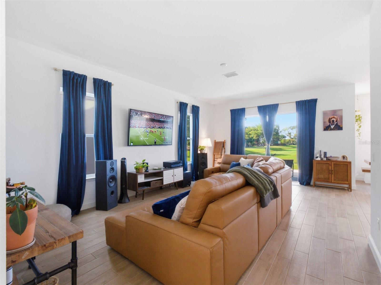 Image 14 of 39 For 712 Reflection Lake Drive