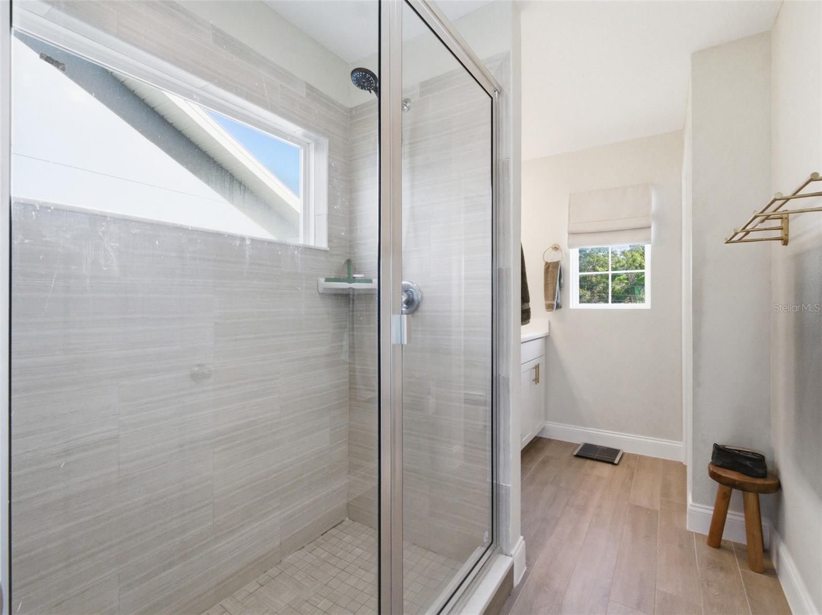 Image 21 of 39 For 712 Reflection Lake Drive