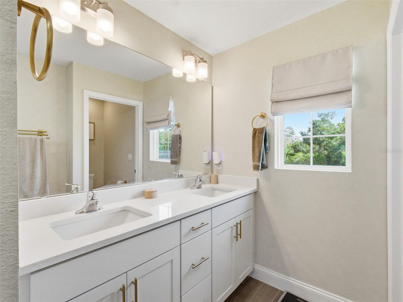 Image 22 of 39 For 712 Reflection Lake Drive