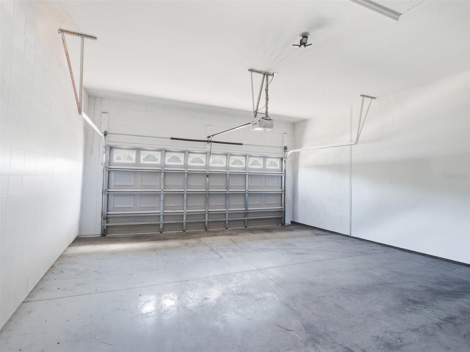 Image 31 of 39 For 712 Reflection Lake Drive