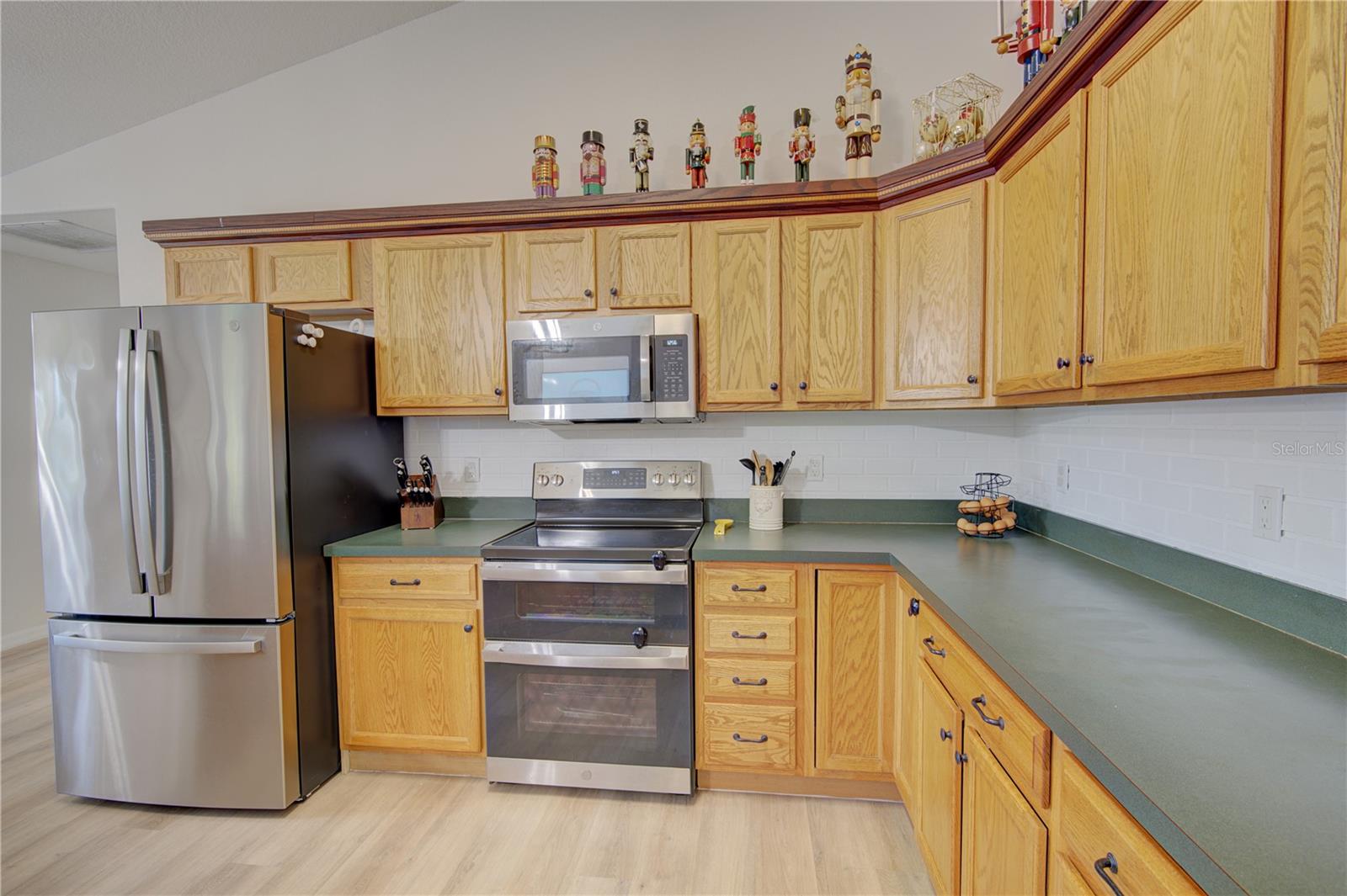 Image 10 of 54 For 4144 Pelee Street