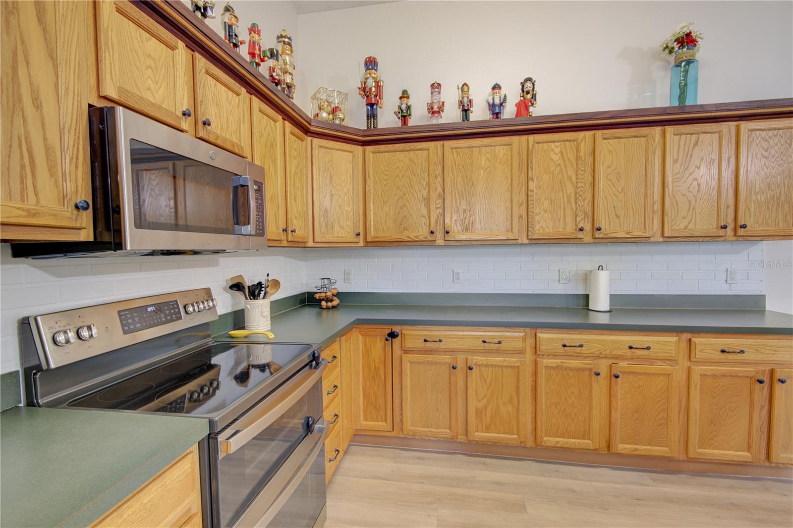 Image 12 of 54 For 4144 Pelee Street