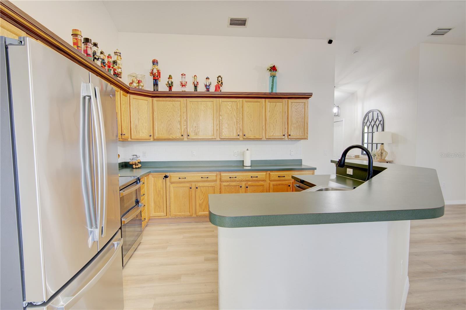 Image 14 of 54 For 4144 Pelee Street