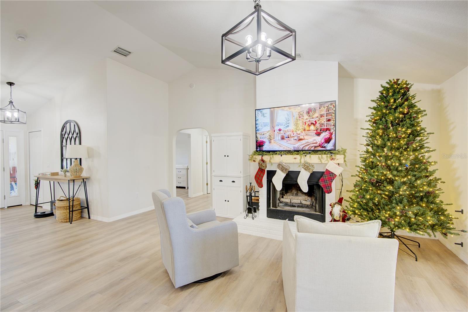 Image 15 of 54 For 4144 Pelee Street