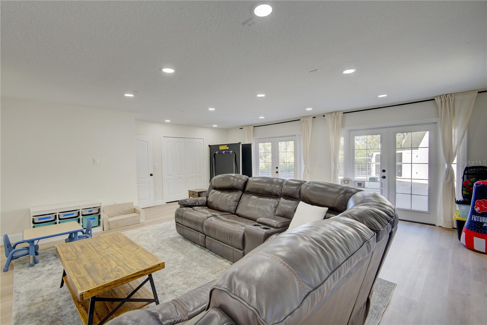 Image 27 of 54 For 4144 Pelee Street