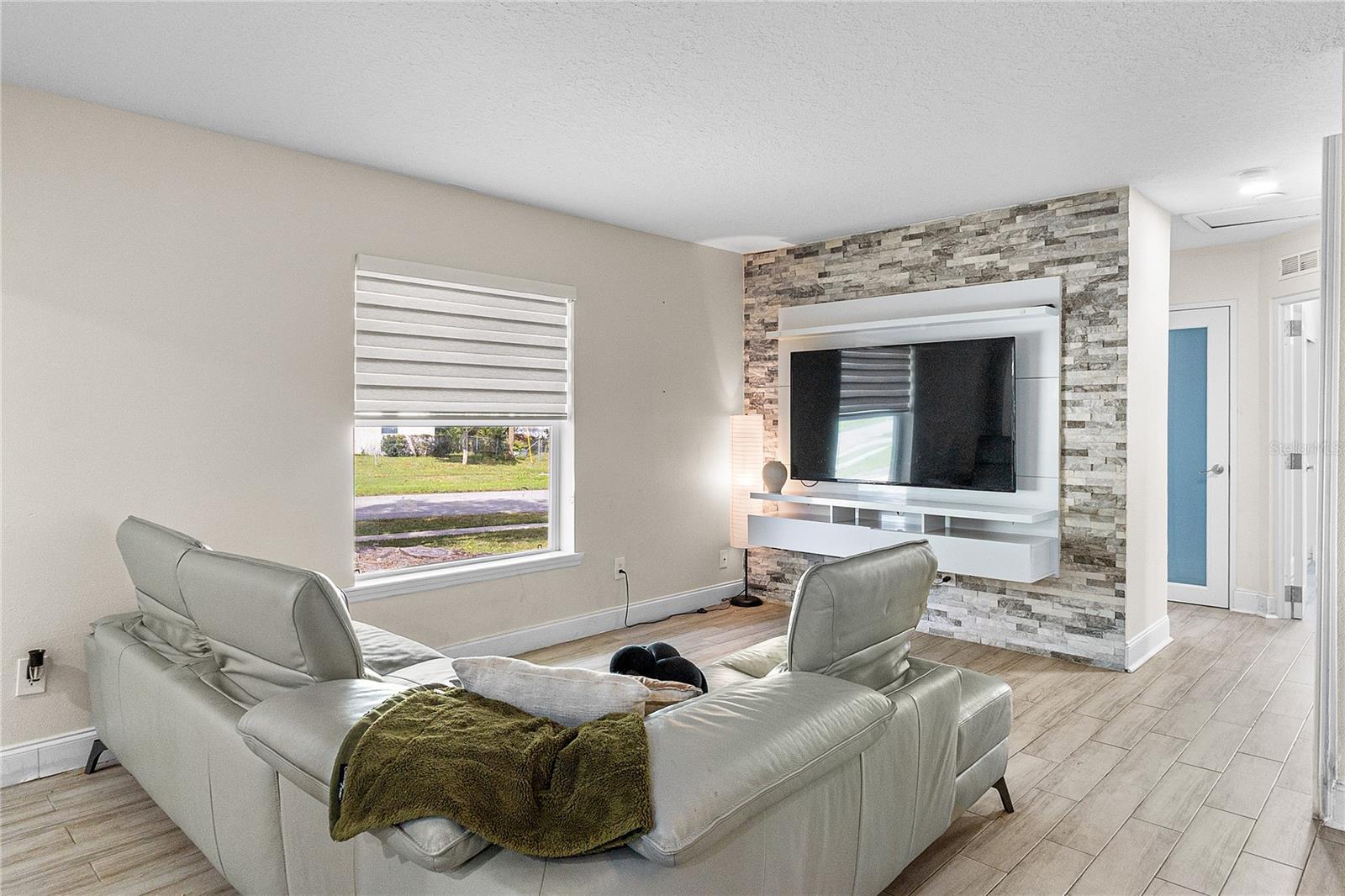 Image 7 of 45 For 1305 Fountainhead Drive