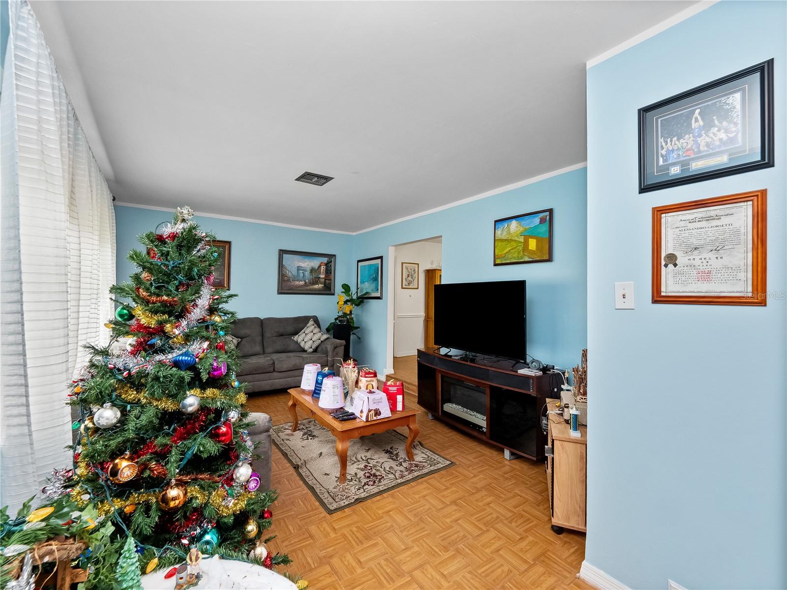 Image 4 of 26 For 7002 Crestlake Drive