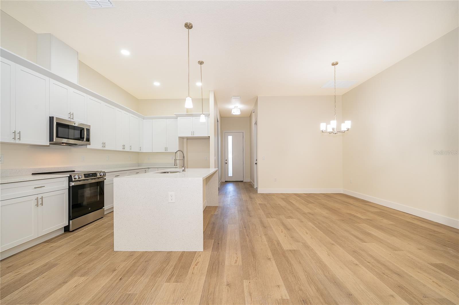 Image 4 of 24 For 200 Golden Days Drive