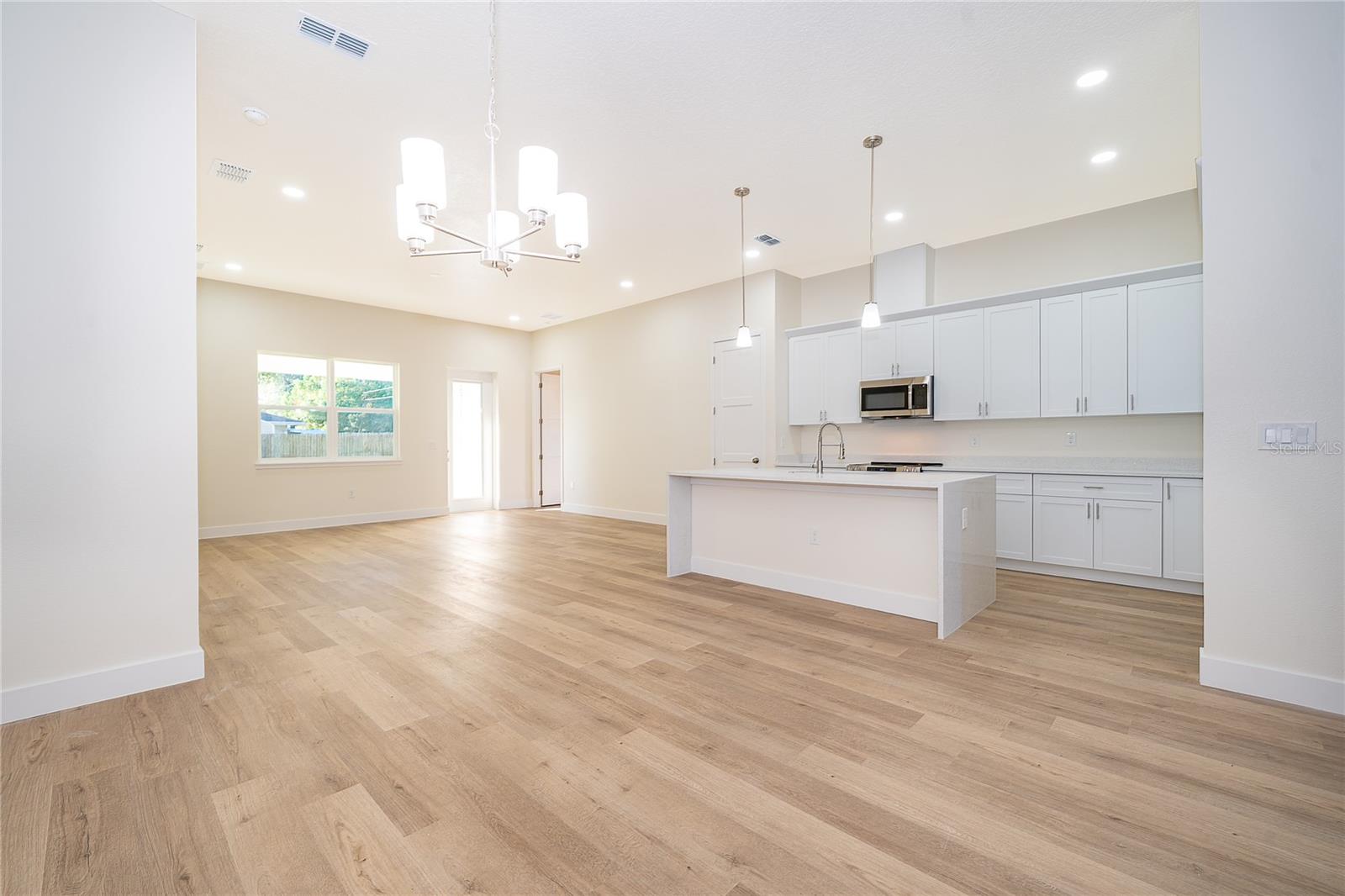 Image 5 of 24 For 200 Golden Days Drive