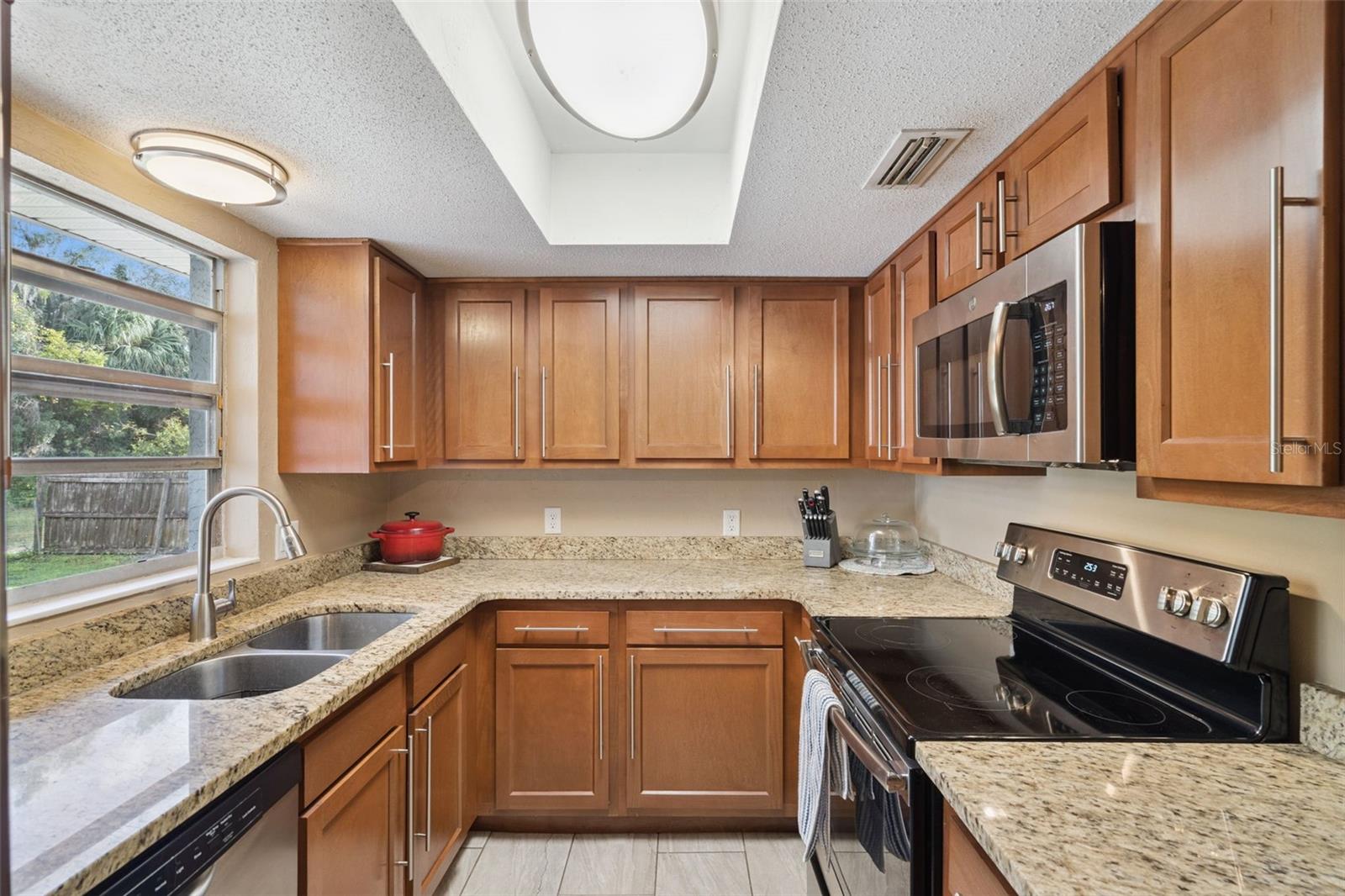 Image 16 of 36 For 1547 Center Street