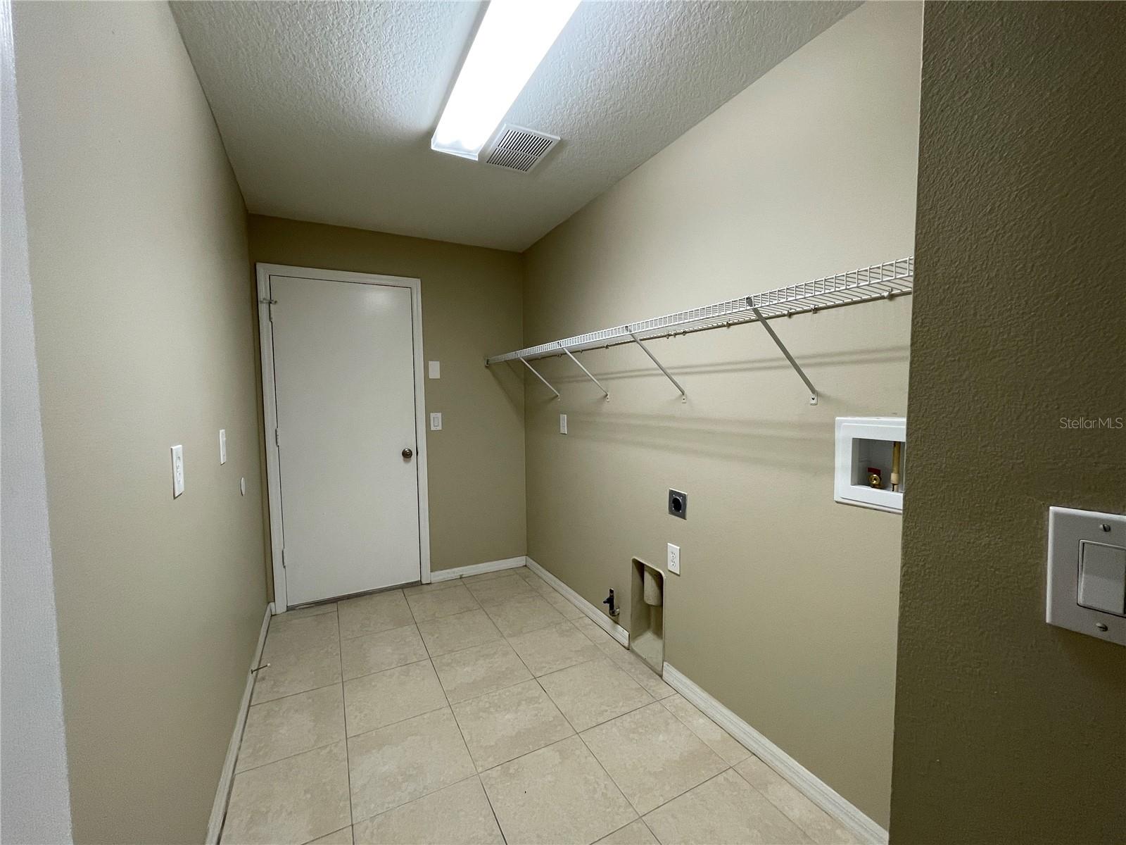 Image 14 of 16 For 16161 Colchester