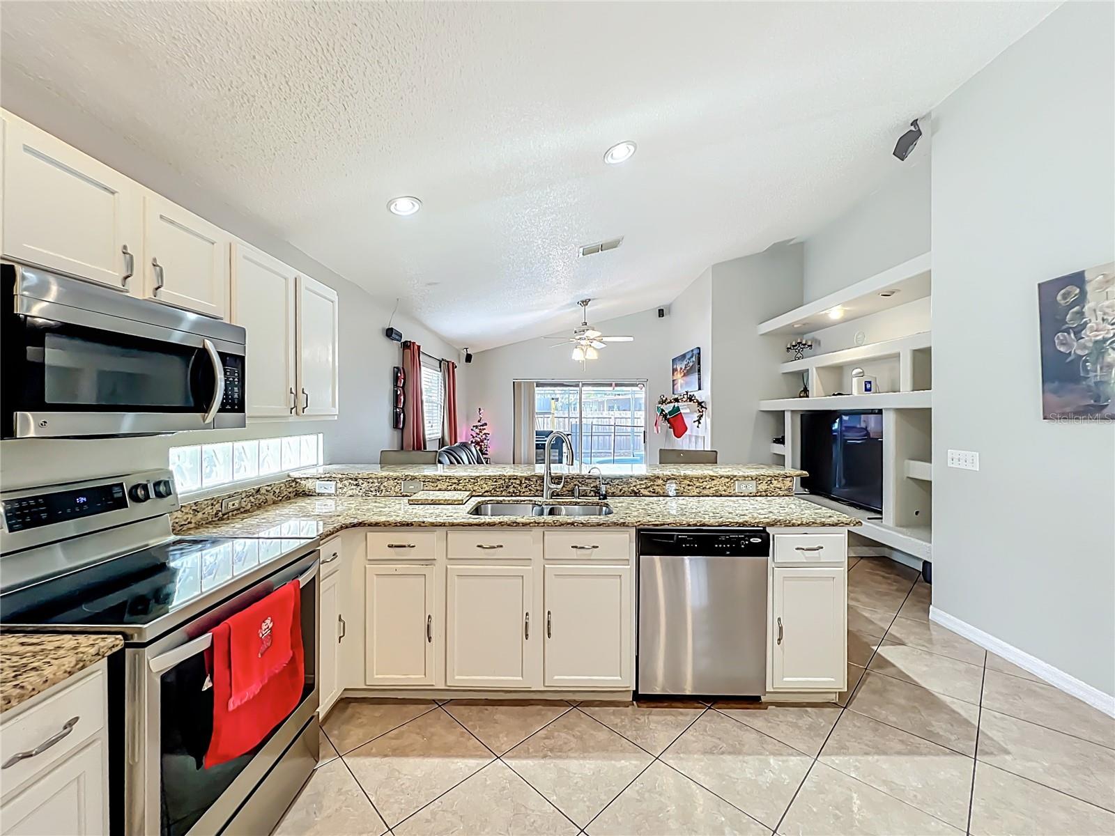 Image 15 of 49 For 14826 Lady Victoria Boulevard