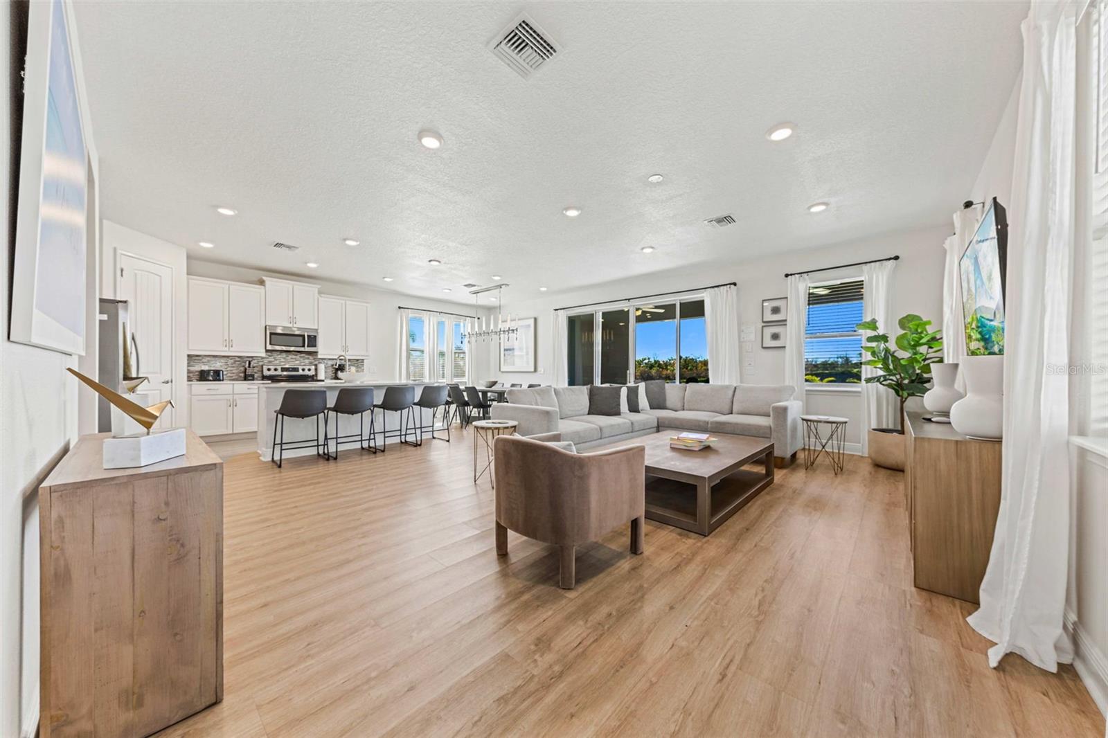 Image 3 of 58 For 284 Southfield Street