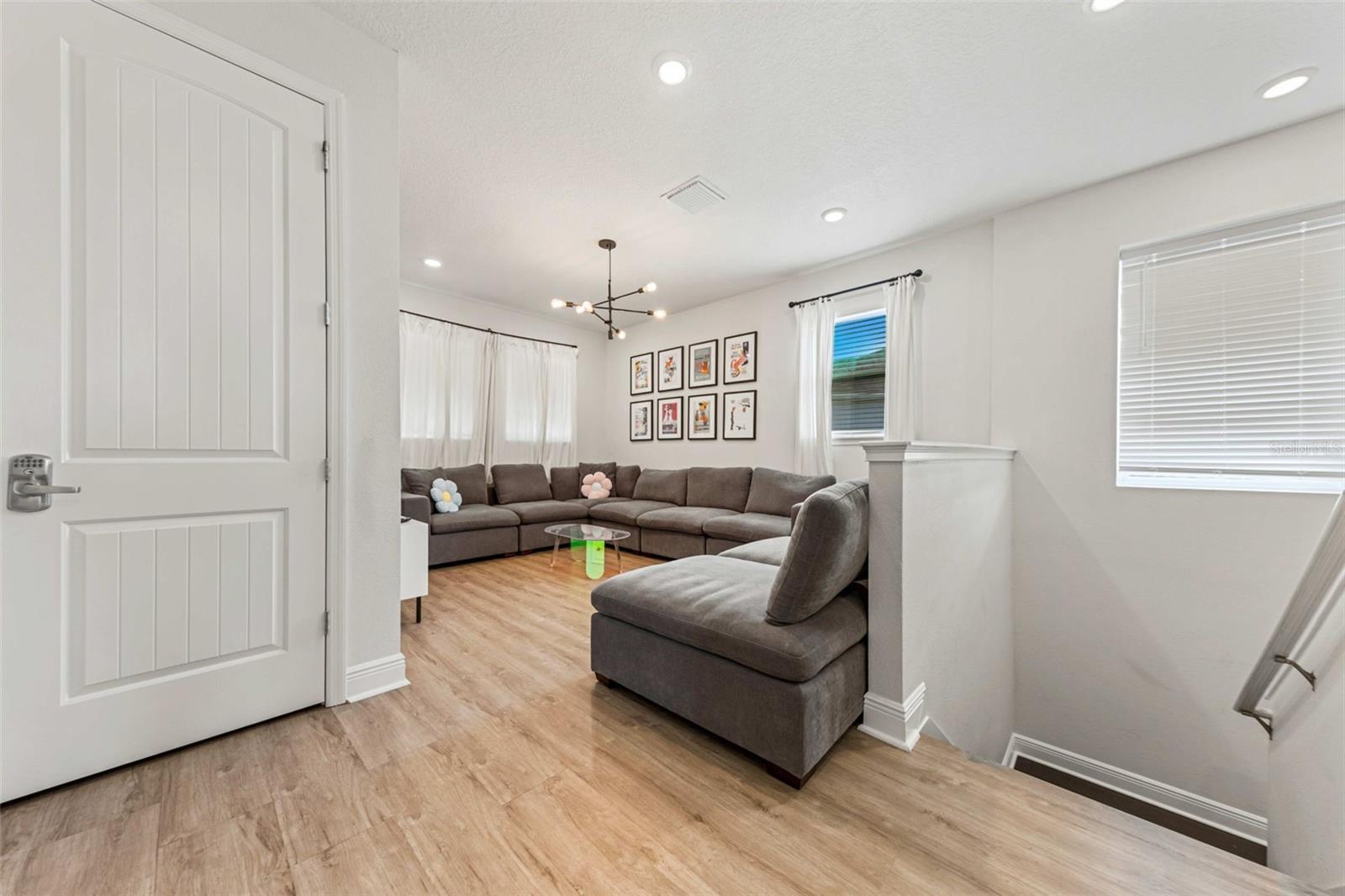 Image 32 of 58 For 284 Southfield Street