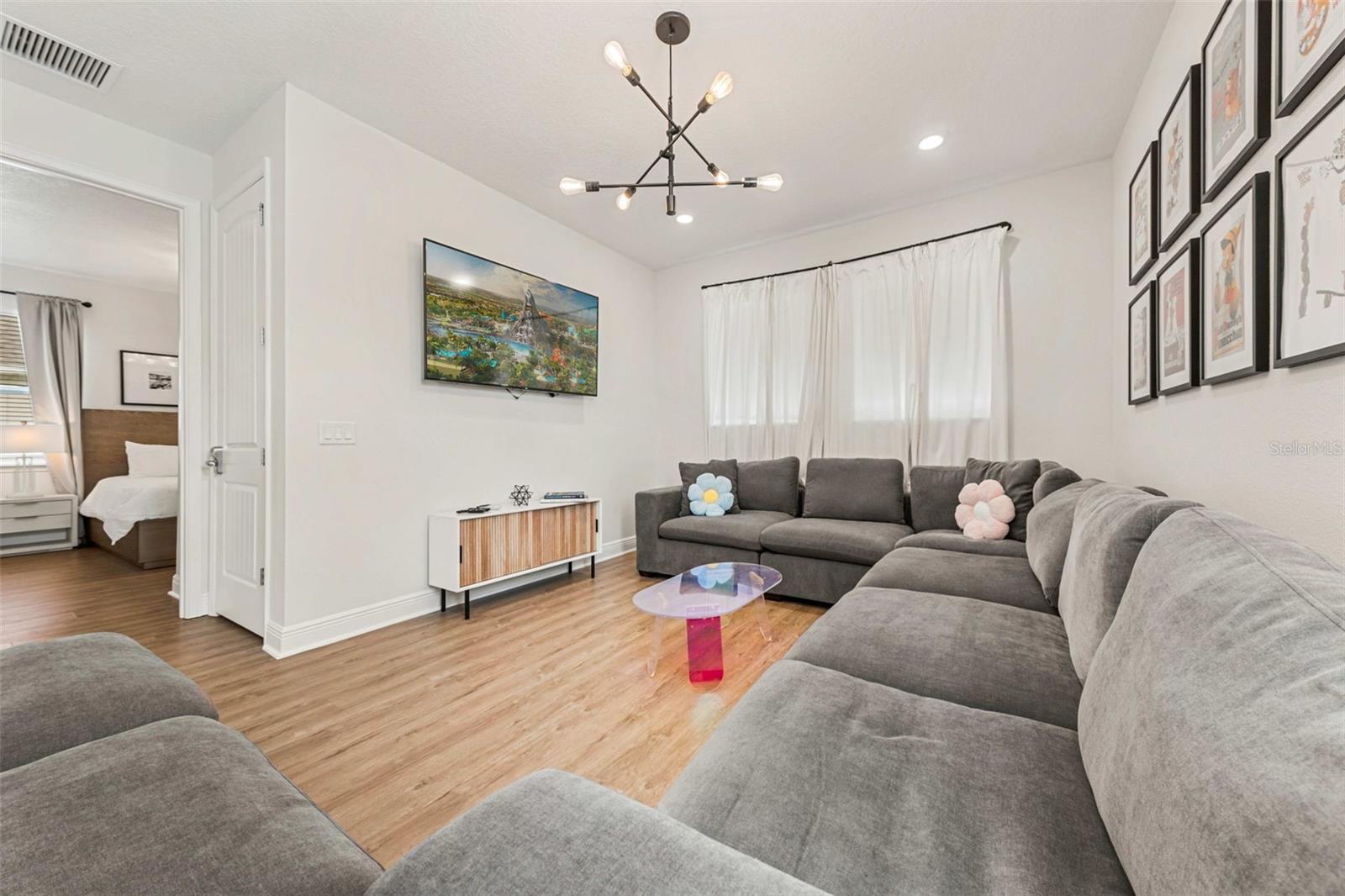 Image 33 of 58 For 284 Southfield Street