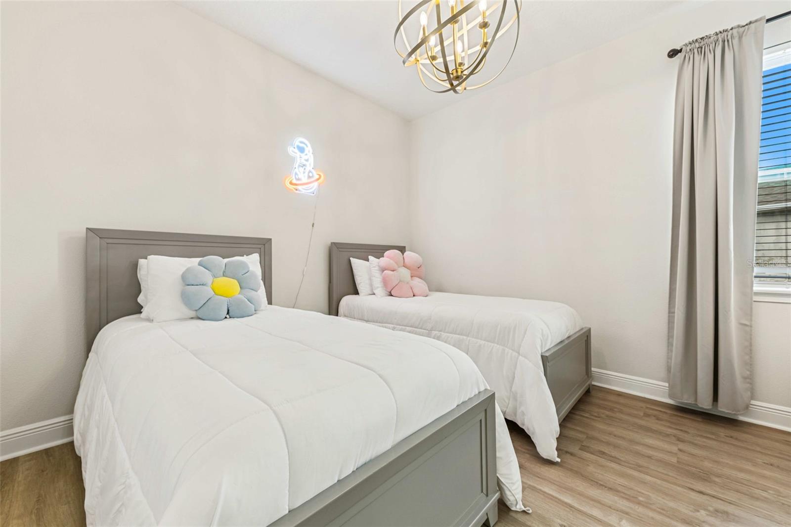 Image 39 of 58 For 284 Southfield Street